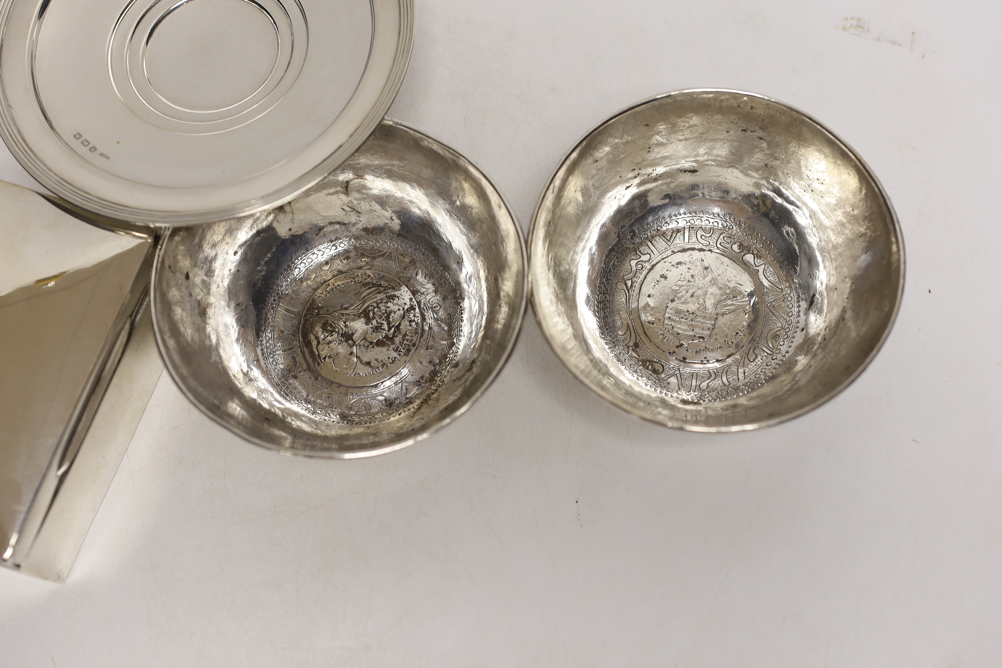 An Edwardian silver mounted cigarette box, London, 1901, 10.8cm, a small silver tazza and two continental white metal bowls, with inset coin bases.